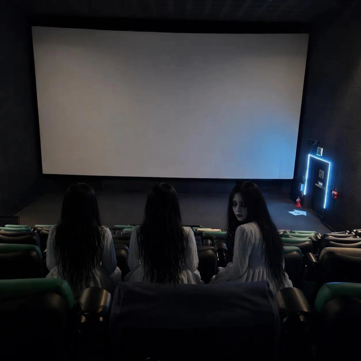 극장에 아무도 없네