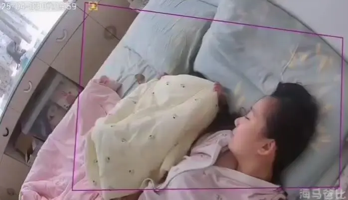 엄마가 자는 동안에 엄마랑 몰래 놀고 있던 아기