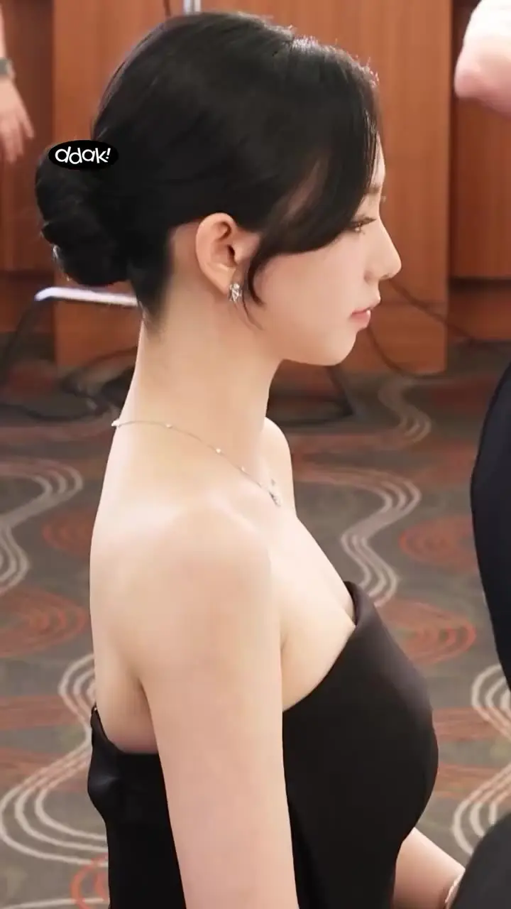 옆에서 본 오프숄더 카리나