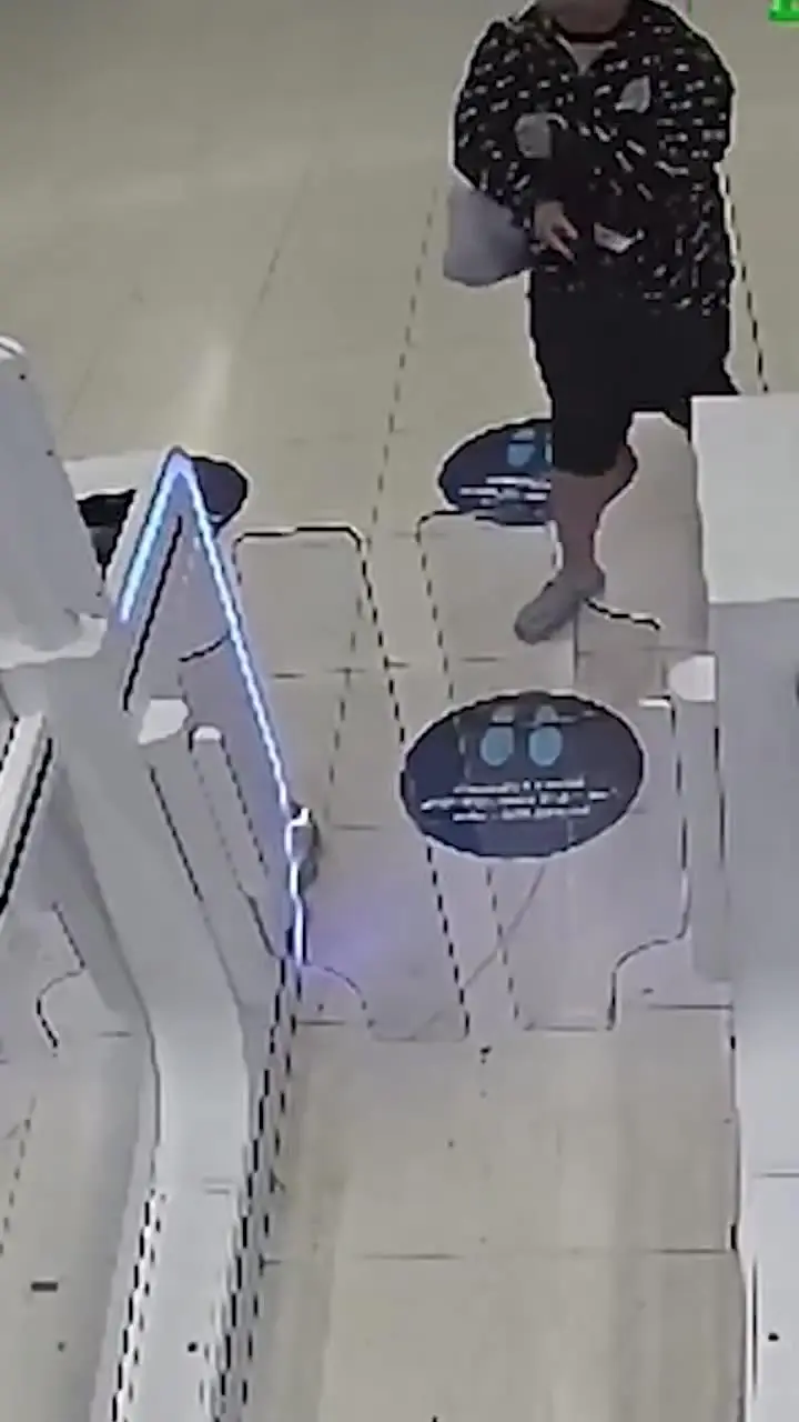 태국공항에서 게이트 발로찬 중국인.mp4