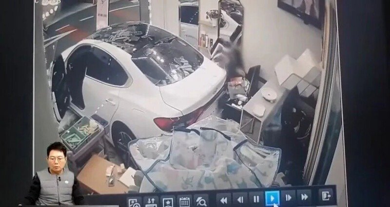 파킹 기어 안 놓고 미용실 박살 낸 사람