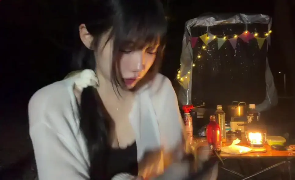 이런 상황에서도 핸드폰을 손에 안놓는게 여자.gif