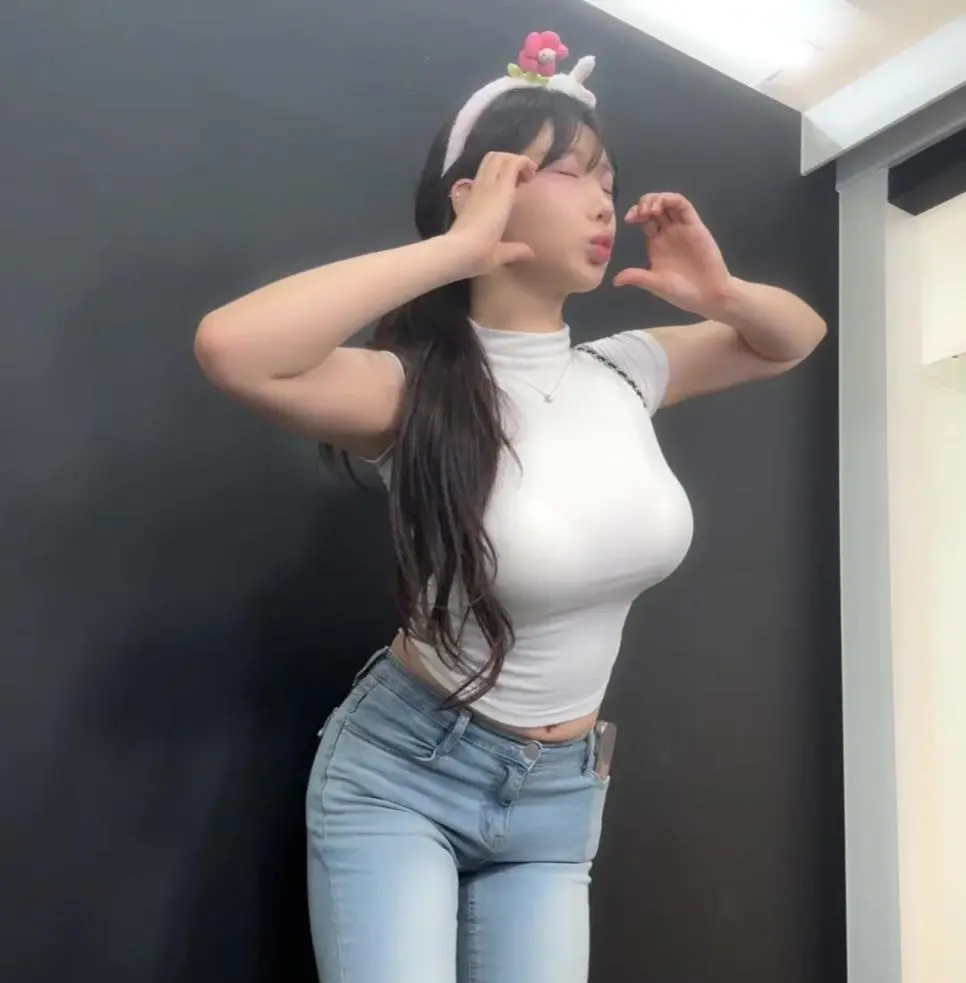  흰티에 청바지 눈나