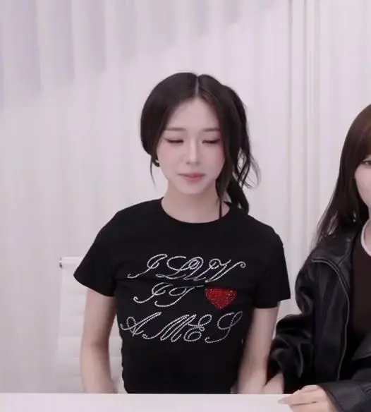 테이블 위에 걸쳐놓은 김채연