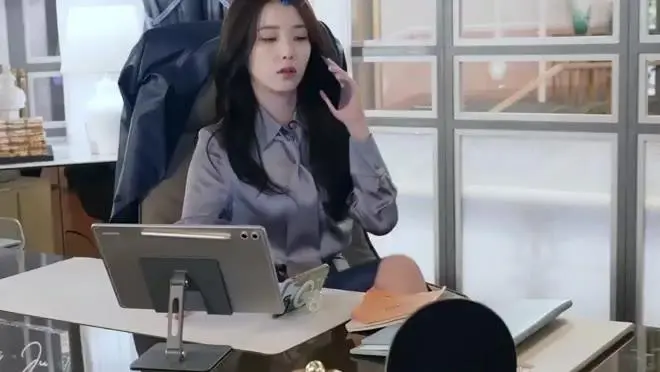 충주맨 자세 취해보는 아이유