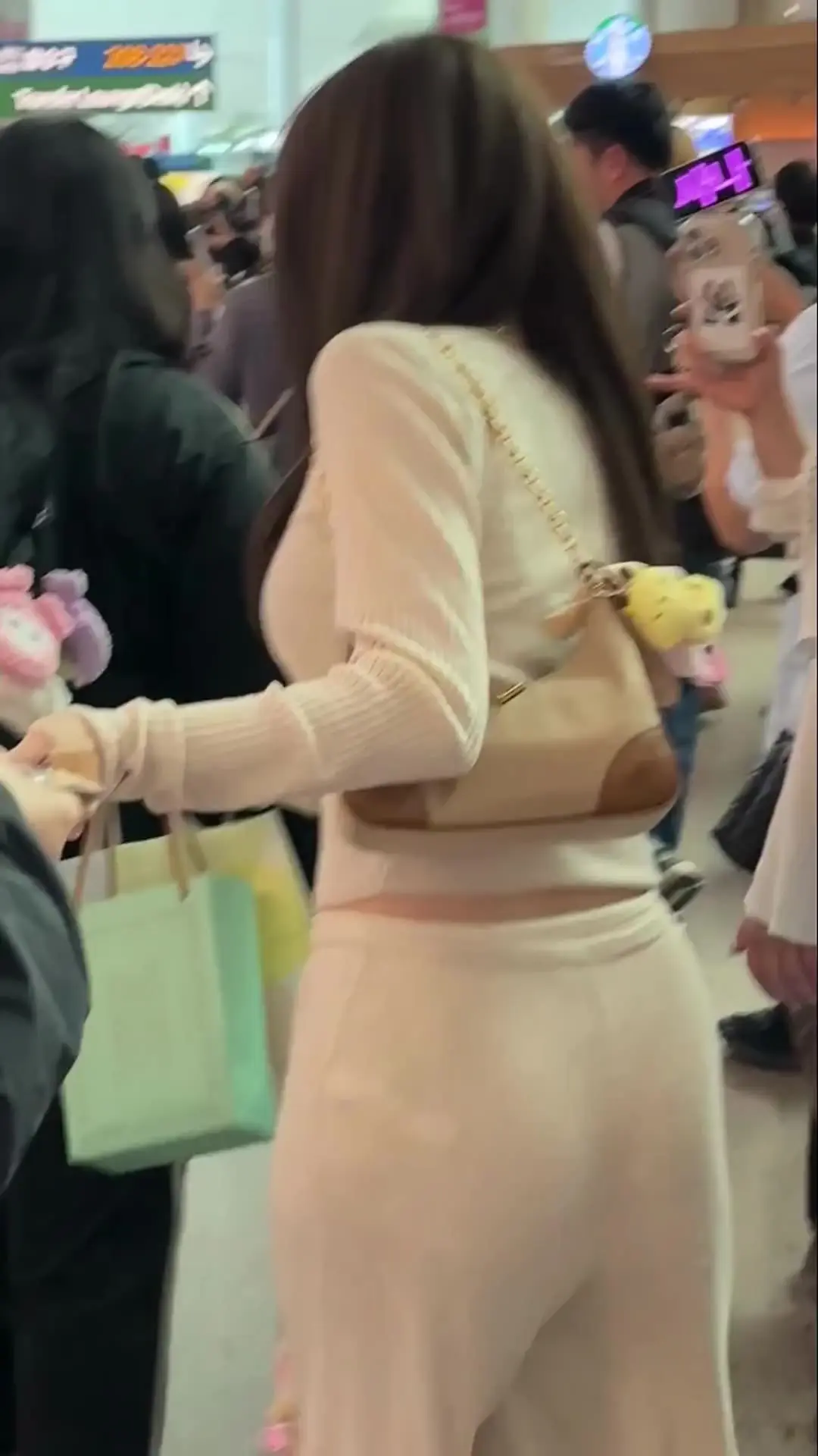 엉덩이가 남다른 트와이스 사나 공항패션