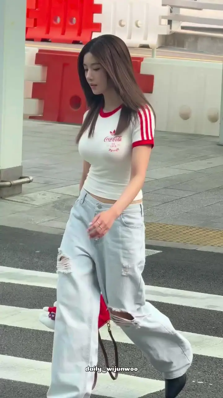  권은비 타이트한 티셔츠 몸매
