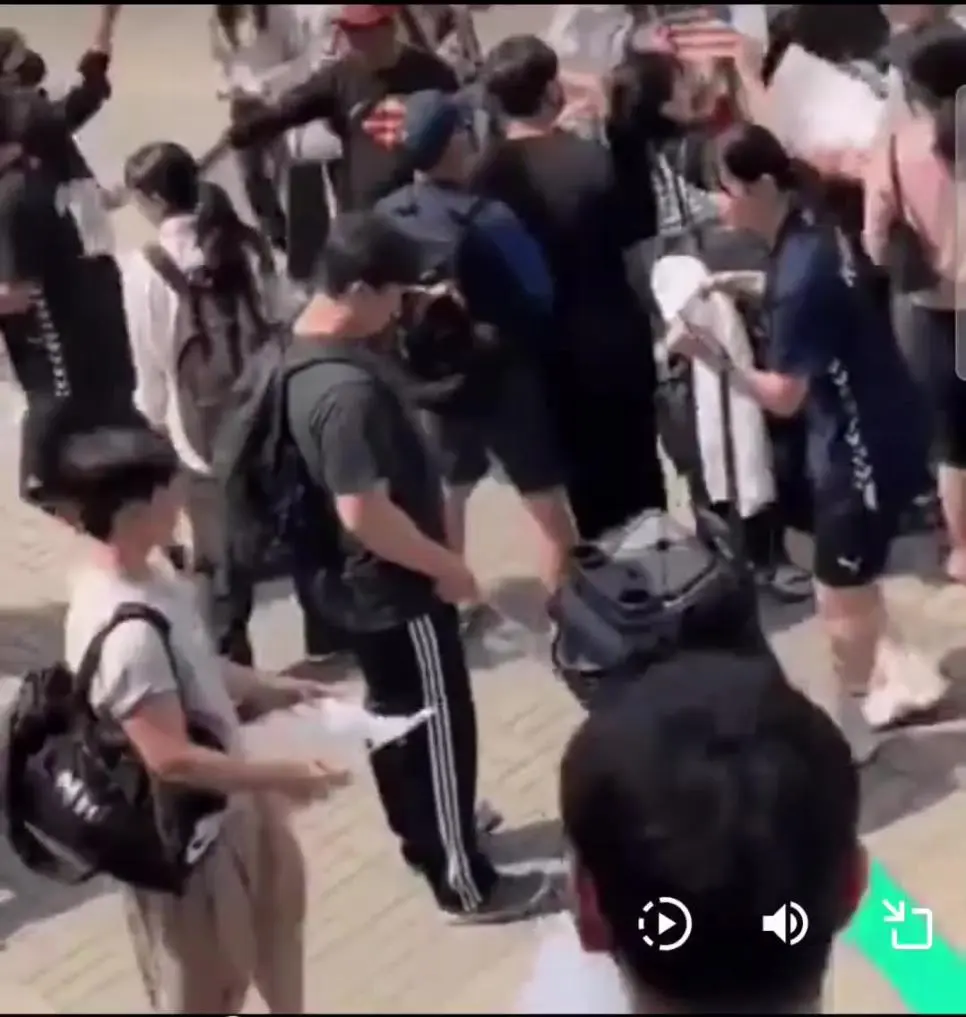 여중생 핸드볼 국가대표 선수들 검열하는 시위대