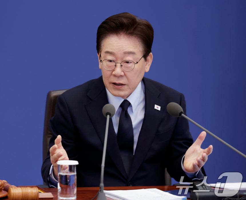 李대통령 "자살 문제 전세계적 망신…나도 황당무계한 재판받아"