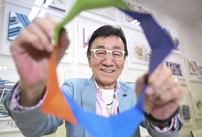 종이접기 대가 김영만 종이문화재단 평생교육원장이 지난 15일 충남 천안 ‘아트오뜨’에서 다채로운 색종이를 접어 만든 왕관을 들어 보이며 활짝 웃고 있다.  천안 이지훈 기자