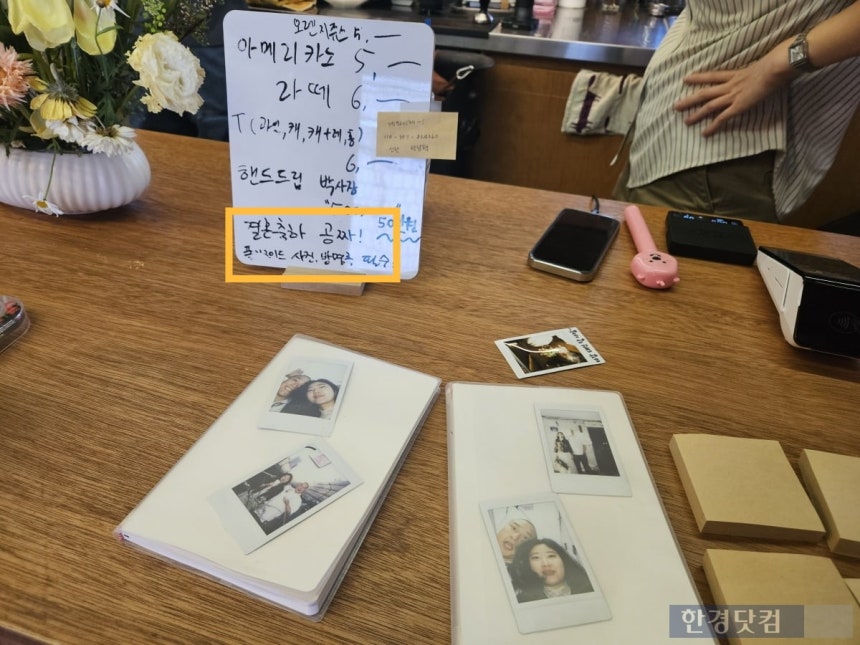 지난 27일 서울 종로구 숭인동 동묘앞 역 인근 한 카페에서 결혼식을 올린 신부 오예지 씨(31)와 신랑 박남혁 씨(35)가 축의금 대신 커피 한 잔 값을 받고 있다. /사진=박수빈 기자