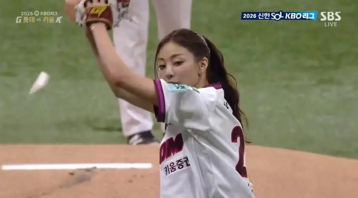 오늘자 트와이스 지효 시구.gif