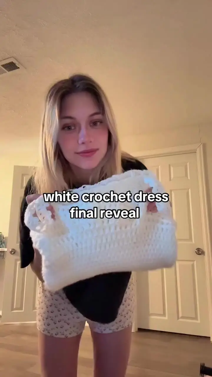  직접 짠 드레스를 입어보는 여성